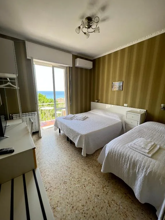 Camera Tripla con Vista Mare — Hotel Pineta