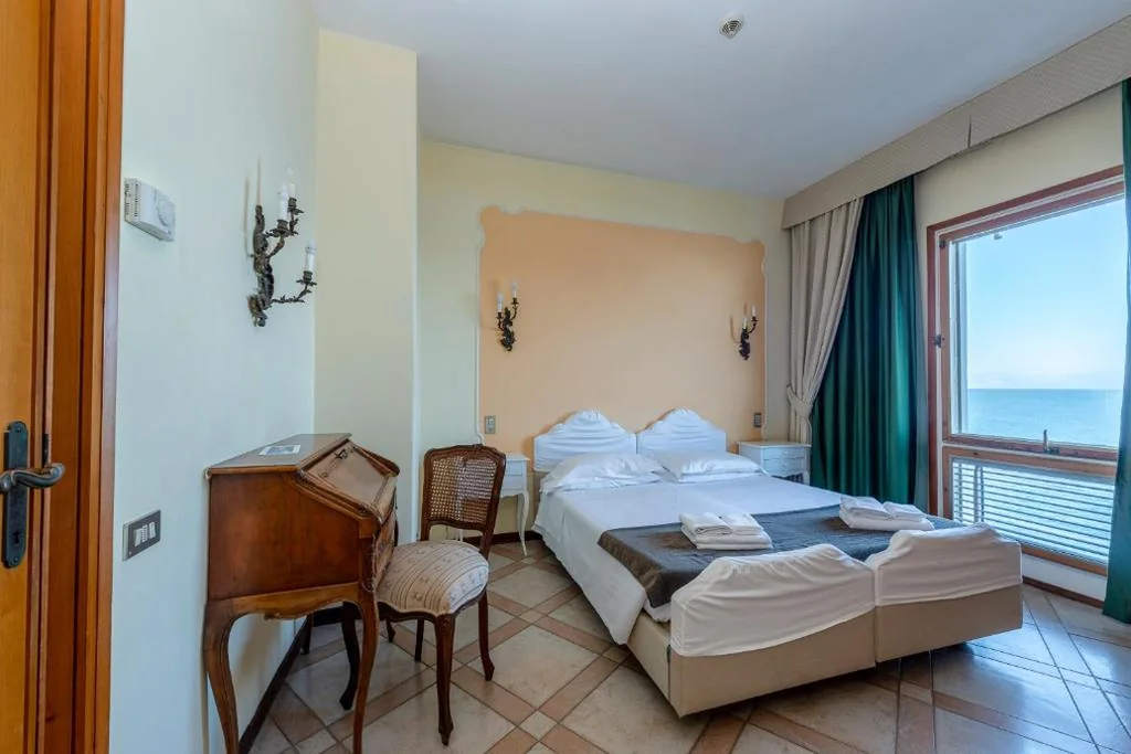 Camera Tripla con Vista Mare — Hotel Ristorante Maga Circe