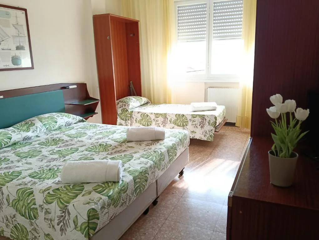 Triple Room with Sea View — Hotel Robinia