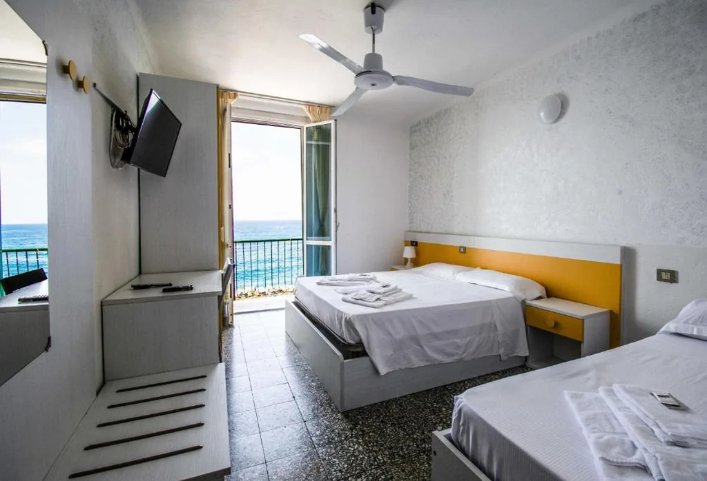 Camera Tripla con Vista Mare — Hotel San Pietro Chiavari