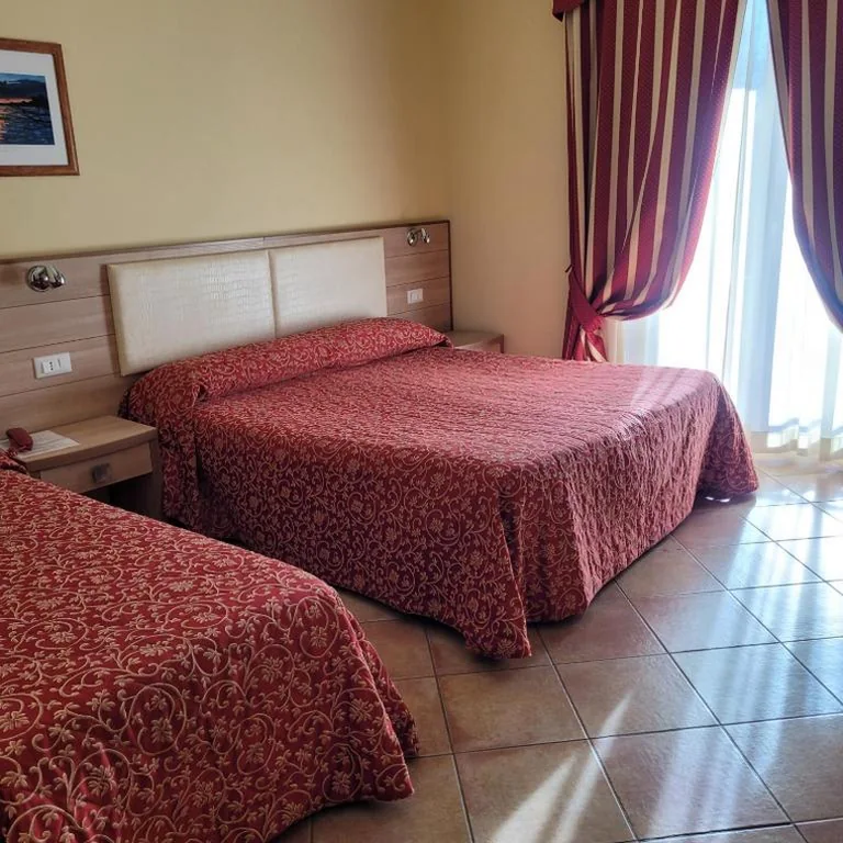 Camera Tripla con Vista Piscina — Hotel Eden Sul Lago