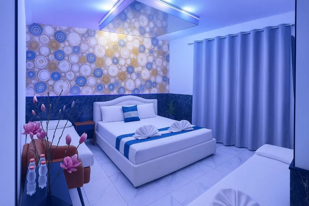 Camera Tripla Deluxe — Bed Cinecittadue