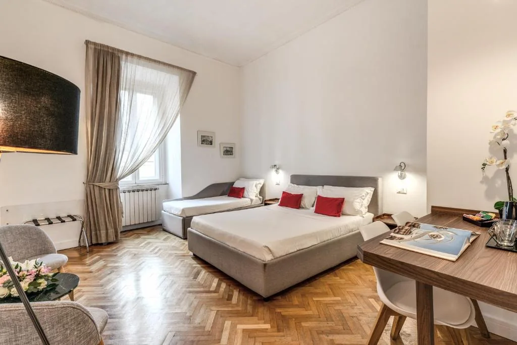 Deluxe Triple Room with City View — Little Queen Relais