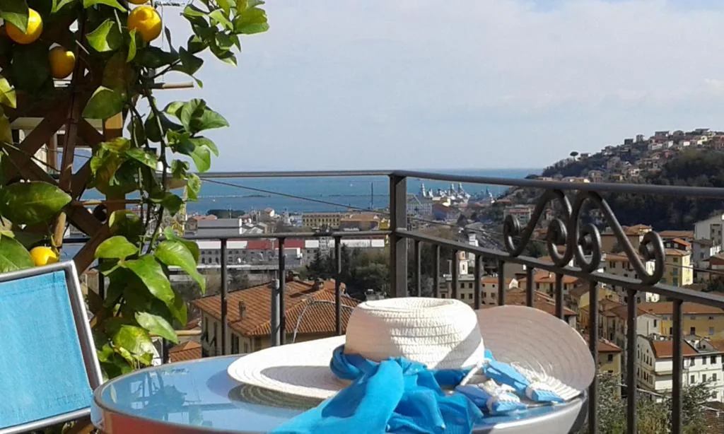 Camera Tripla Deluxe con Vista Mare — Dreams Guest House