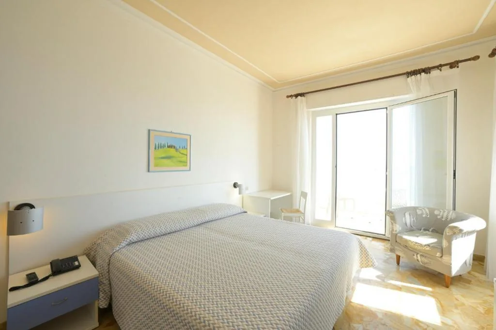 Deluxe Triple Room with Sea View — Hotel La Balnearia