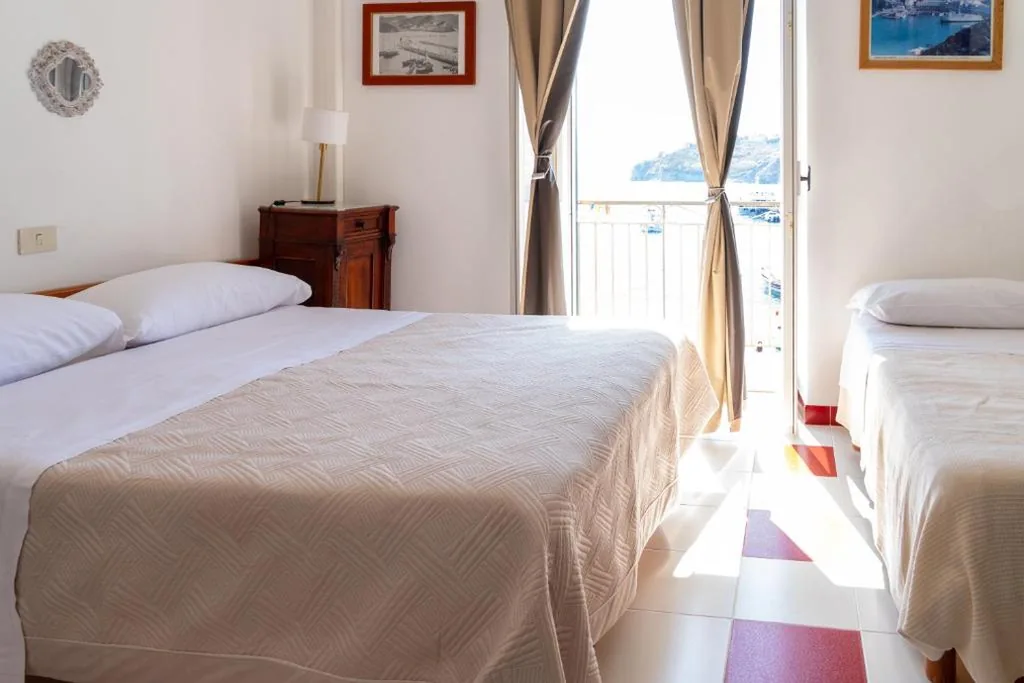 Camera Tripla Deluxe con Vista Mare — Pensione Silvia Santa Marì