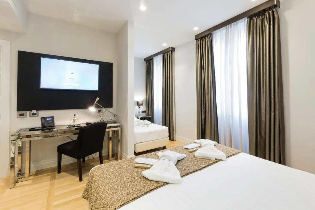 Deluxe Triple Room — Floris Hotel