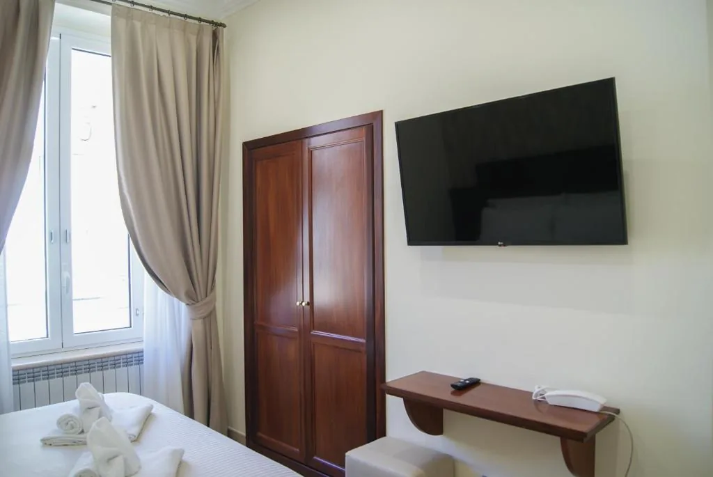 Deluxe Triple Room — Glam Luxury Rome