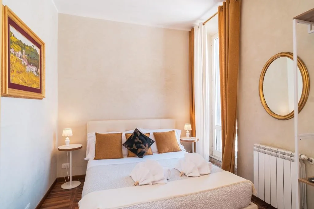 Camera Tripla Deluxe — Golden Rooms Piazza di Spagna