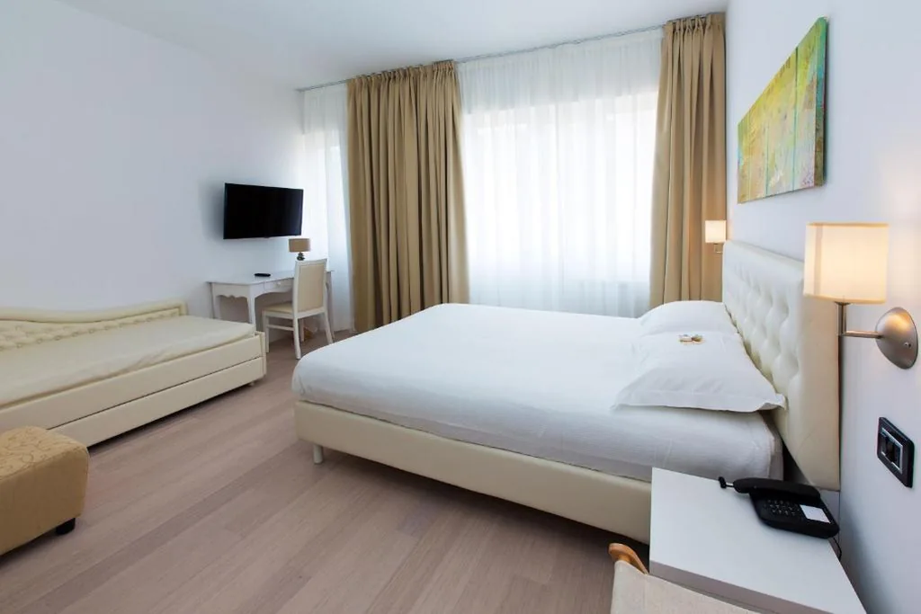 Deluxe Triple Room — Hotel Mainè