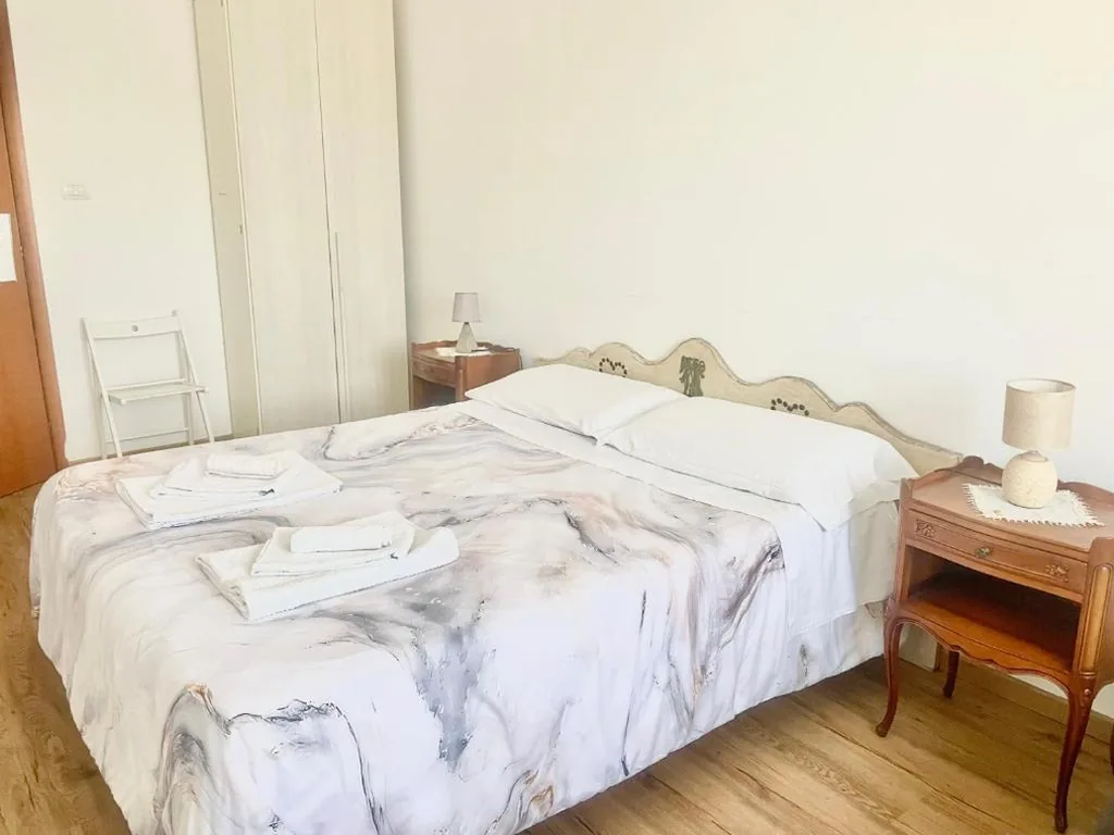 Economy Triple Room with Shared Bathroom — Cavour16 rent bedrooms