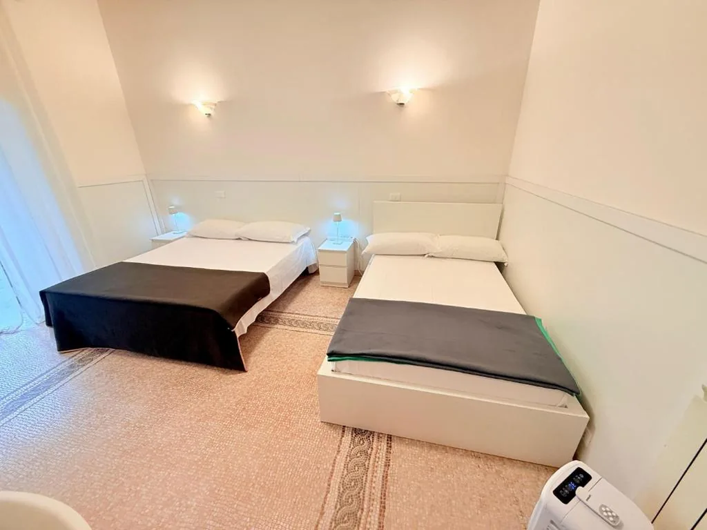 Economy Triple Room with Shared Bathroom — Roma Comfort Inn