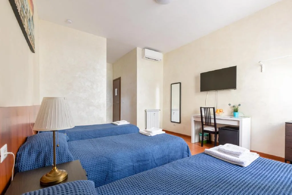Camera Tripla Economy — Roma Enrico Guesthouse