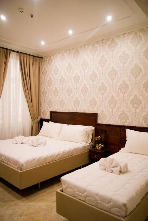 Triple Room — Esposizione Boutique