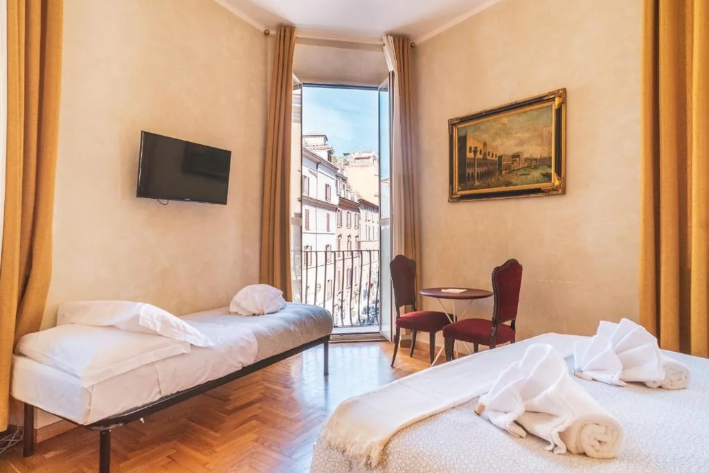 Camera Tripla Executive — Golden Rooms Piazza di Spagna