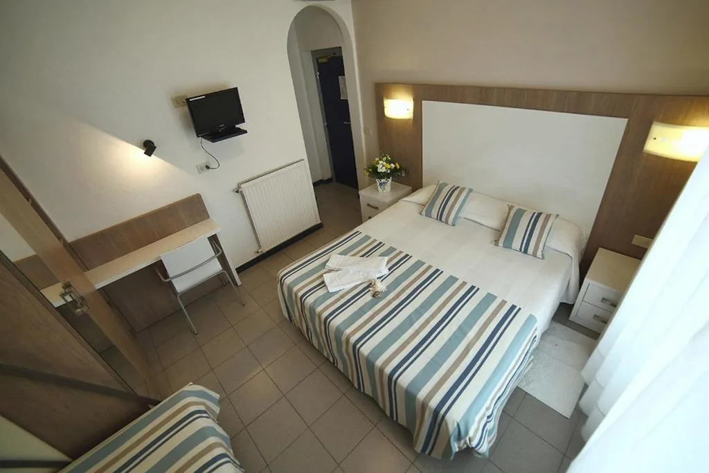 Triple Room — Hotel Villa Rosa