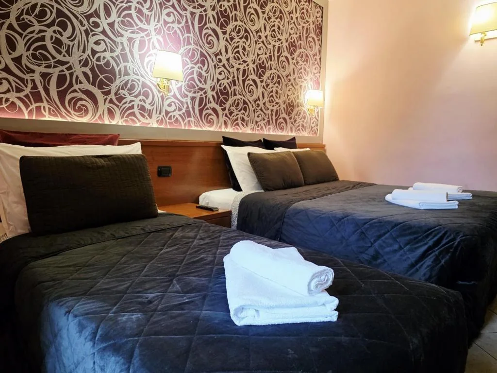 Camera Tripla — IN Roma Vale&Hillary colosseo b&b