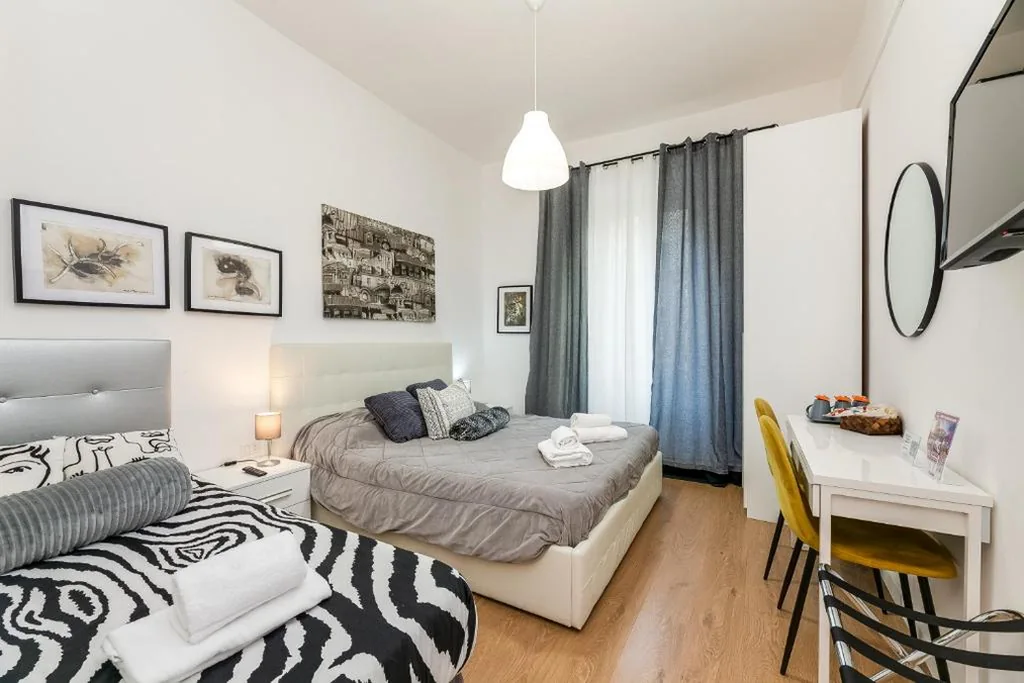 Camera Tripla — Julius Caesar Home
