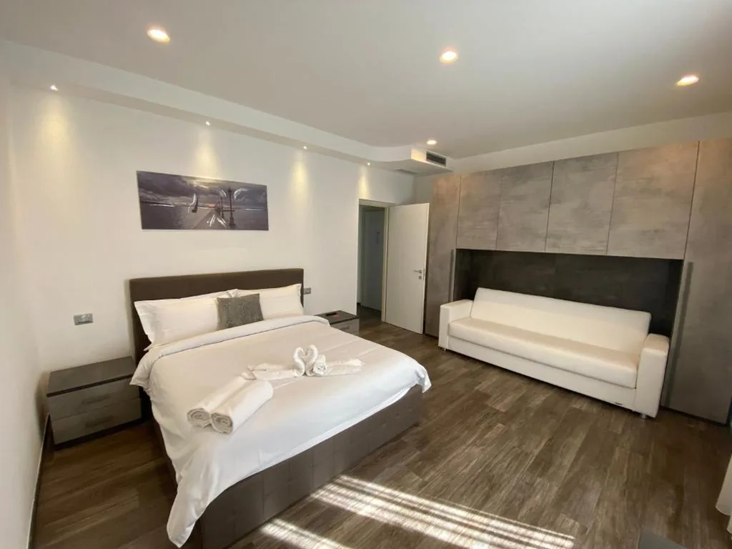 Camera Tripla — Millstone House