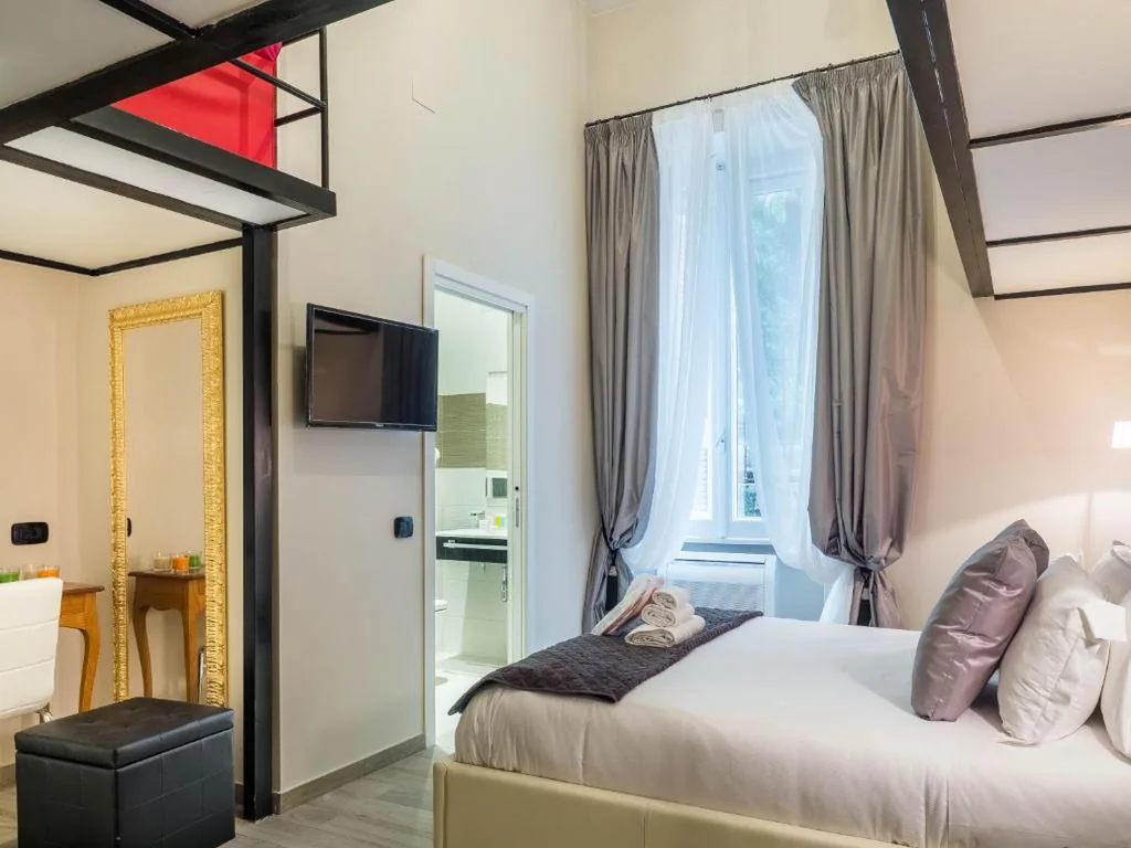 Mezzanine Floor Triple Room — Operà Suites Pinciana