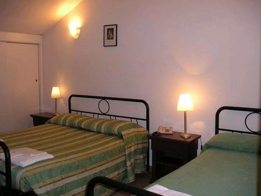 Standard Triple Room — Casa Di Santa Francesca Romana a Ponte Rotto