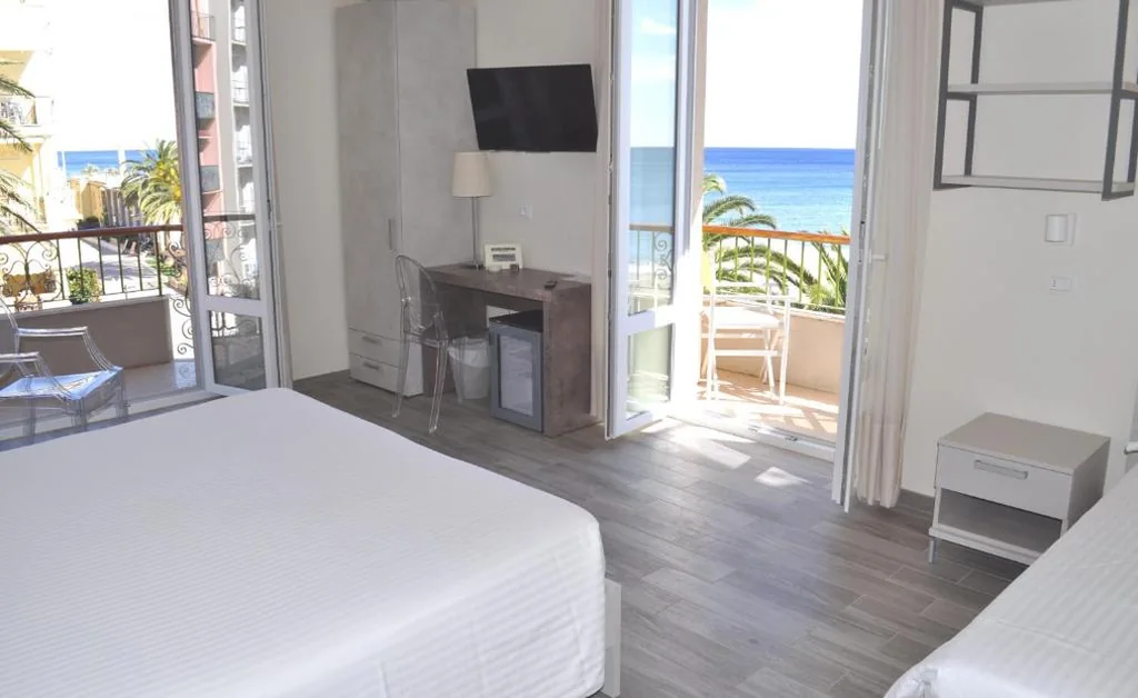 Camera Tripla Standard con Balcone e Vista Mare — Hotel Boncardo
