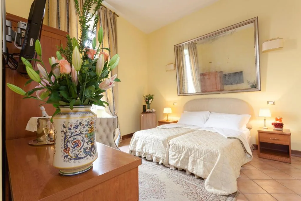 Standard Triple Room with Hydromassage Shower — Vatican Domus