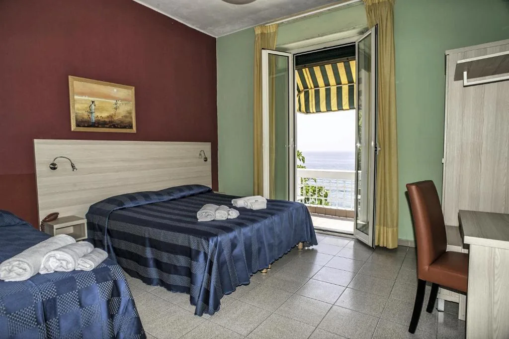 Standard Triple Room with Sea View and Terrace — Hotel Villa La Brise