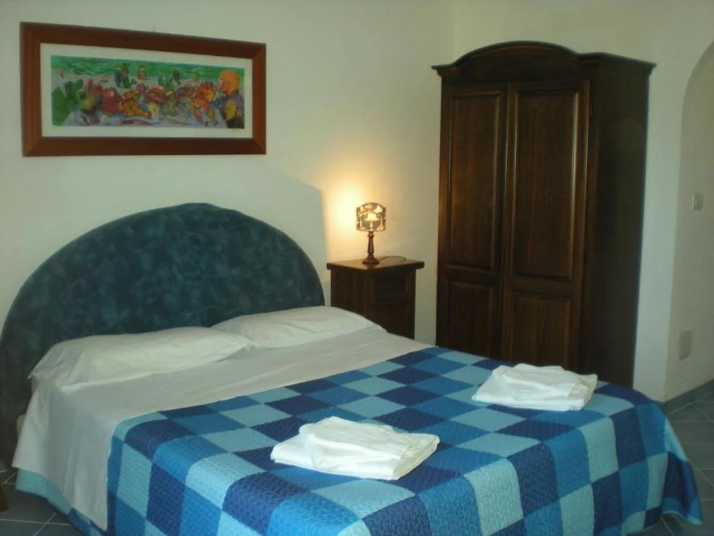 Standard Triple Room with Sea View — Villa Pina