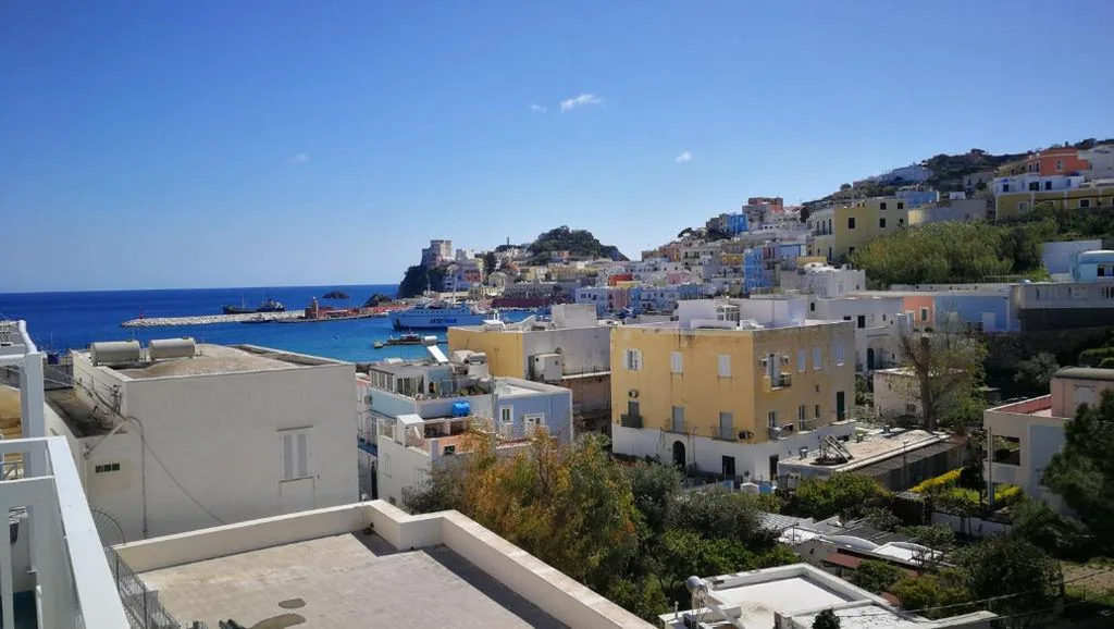 Camera Tripla Standard con Vista Mare — VisitPonza – Palazzetto Azzurro