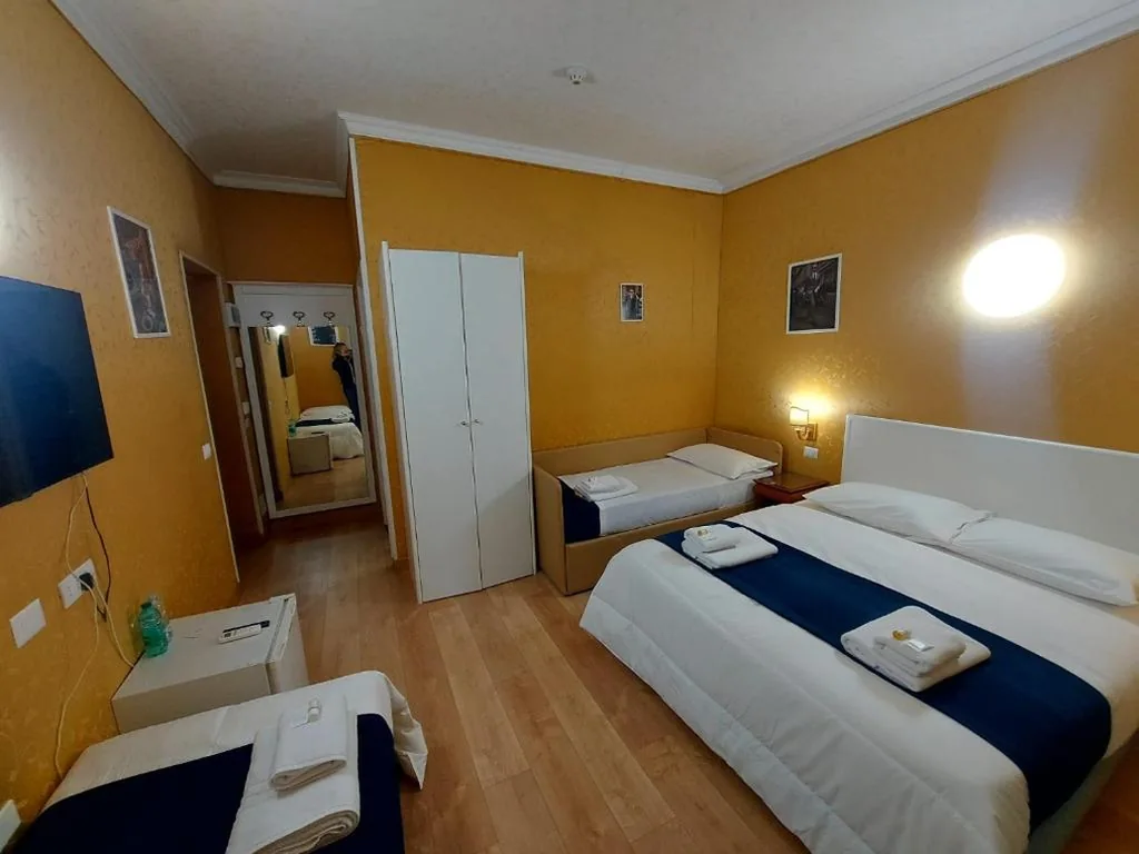 Standard Triple Room — Hotel Oscar Suite