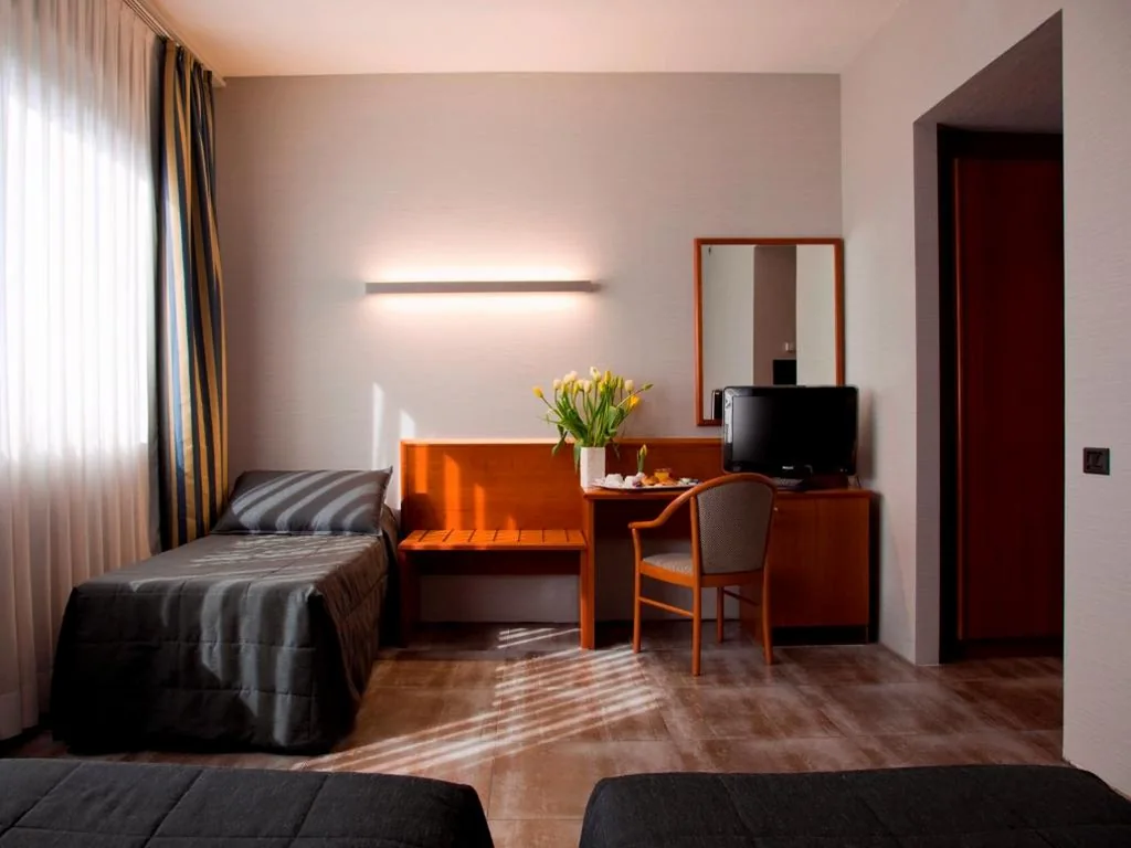 Camera Tripla Standard — Hotel Zone