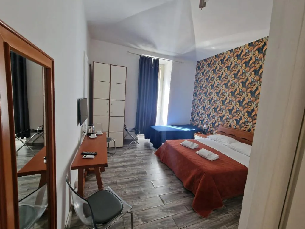 Camera Tripla Standard — Roma story