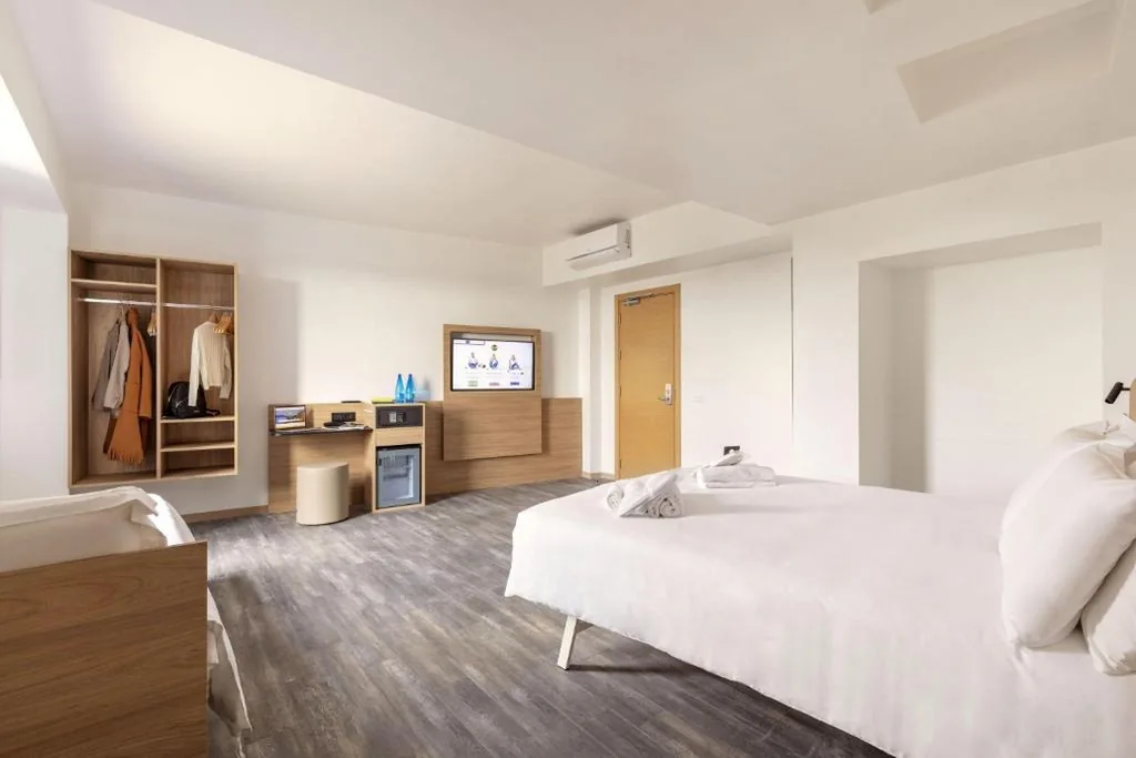 Camera Tripla Superior — B&B Hotel Pomezia Roma