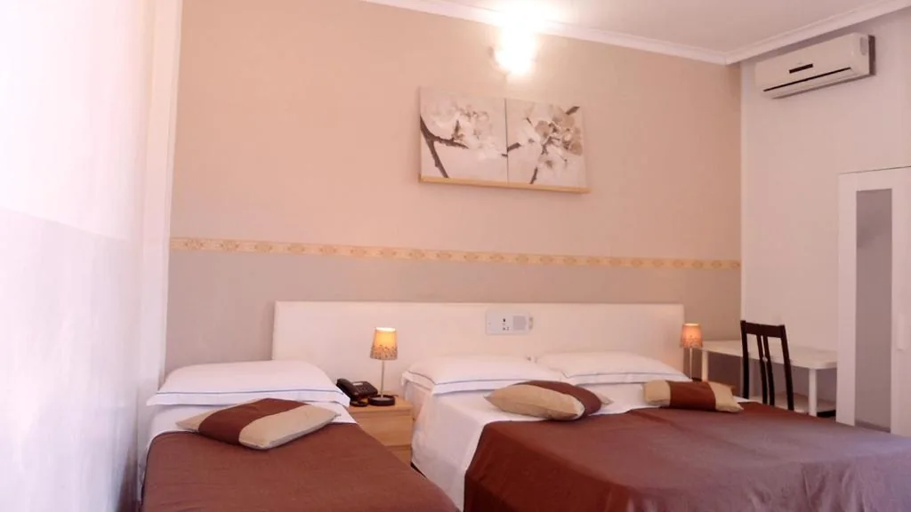 Camera Tripla Superior con Terrazza — Hotel Indipendenza
