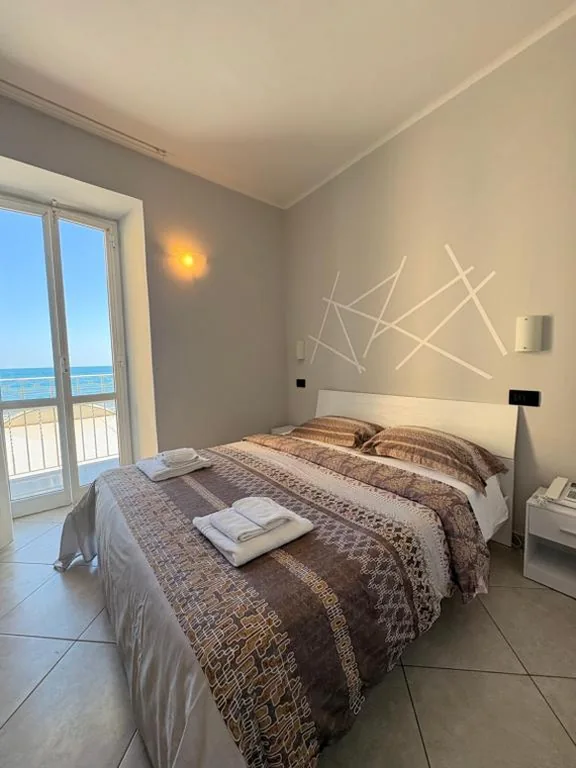 Superior Triple Room with Sea View — Hotel Gandolfo