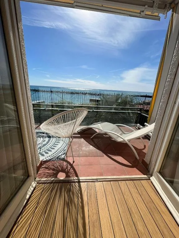 Camera Tripla Superior con Vista Mare — VILLA RITA SEA FRONT VIEW SANREMO – Parcheggio gratuito in struttura