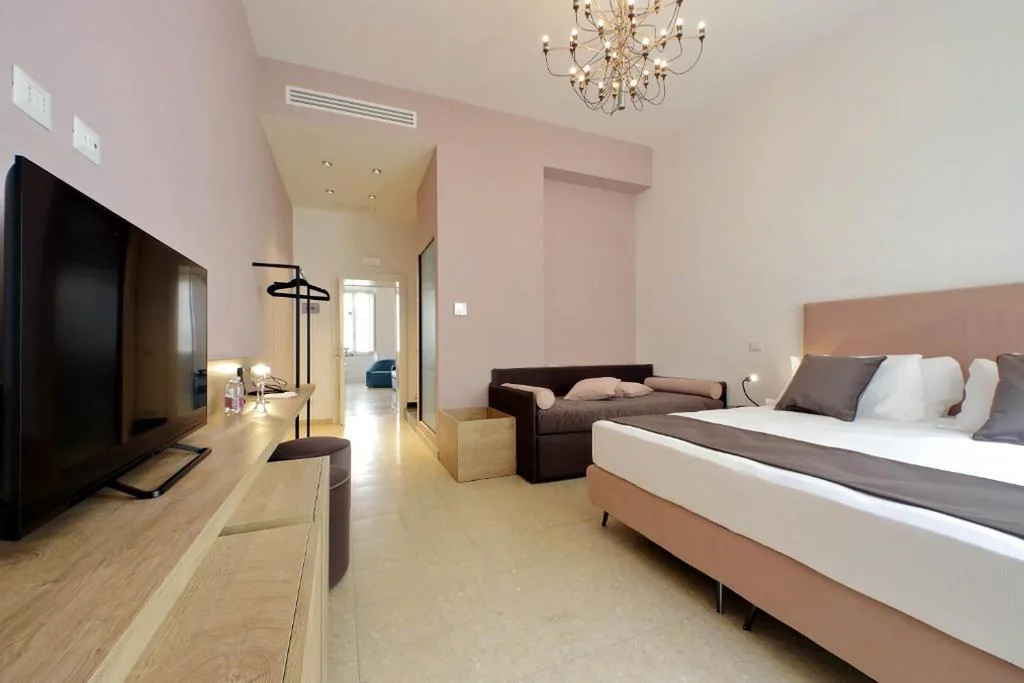 Camera Tripla Superior — Youroom Quattro Fontane – Rooms
