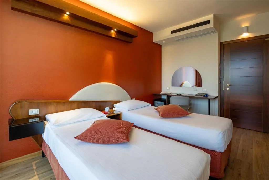 Interconnecting Rooms with 1 Queen-Size Bed and 2 Single Beds — La Villa – Sure Hotel Collection by Best Western