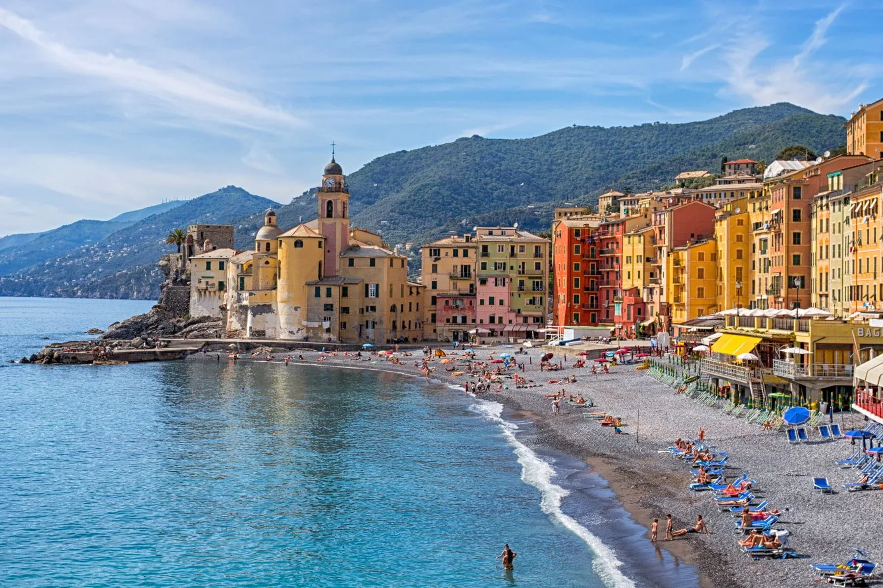 Le case alte e colorate di Camogli affacciate sul porticciolo dei pescatori