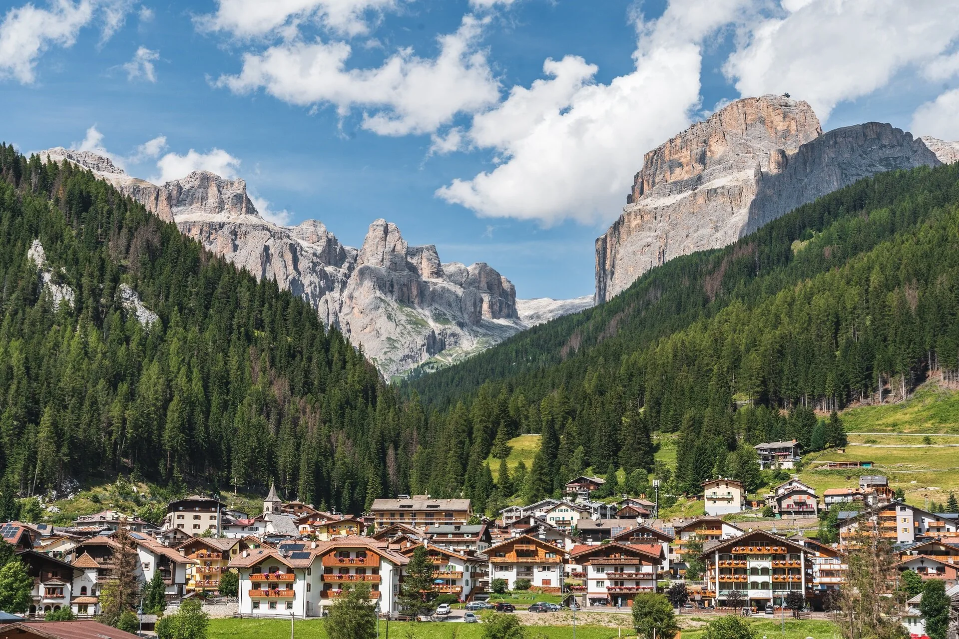 Canazei in Val di Fassa con la Marmolada innevata sullo sfondo