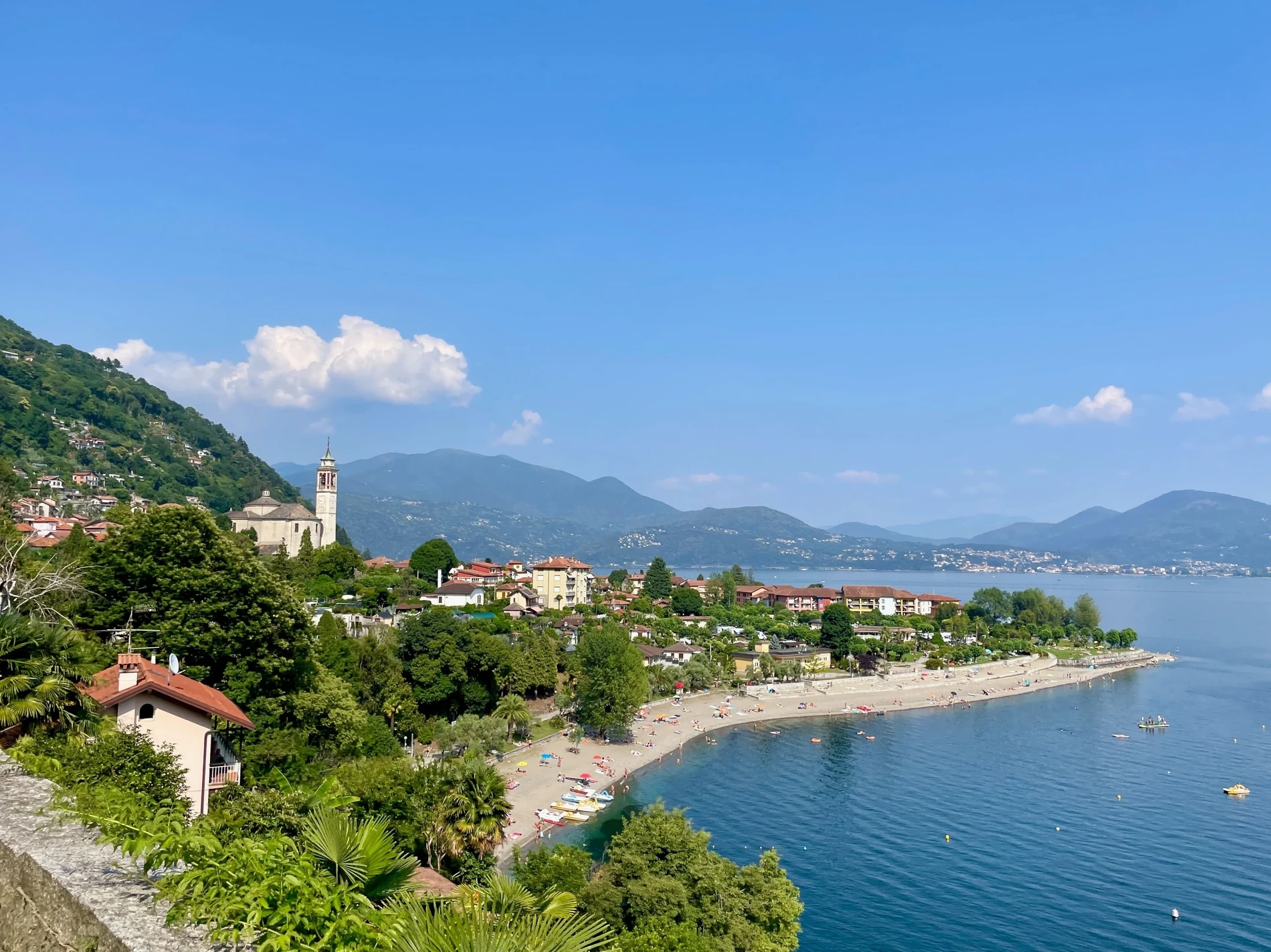 Cannero Riviera sul Lago Maggiore, con i castelli sull'acqua
