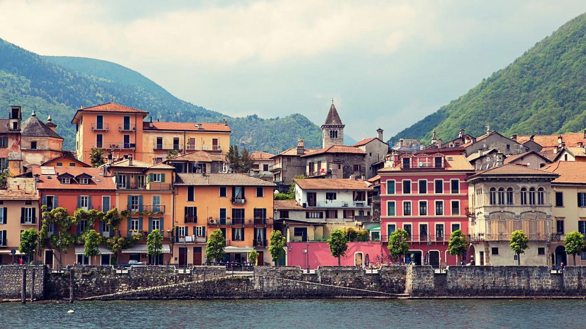 Cannobio, il borgo dell'alto Lago Maggiore verso la Svizzera