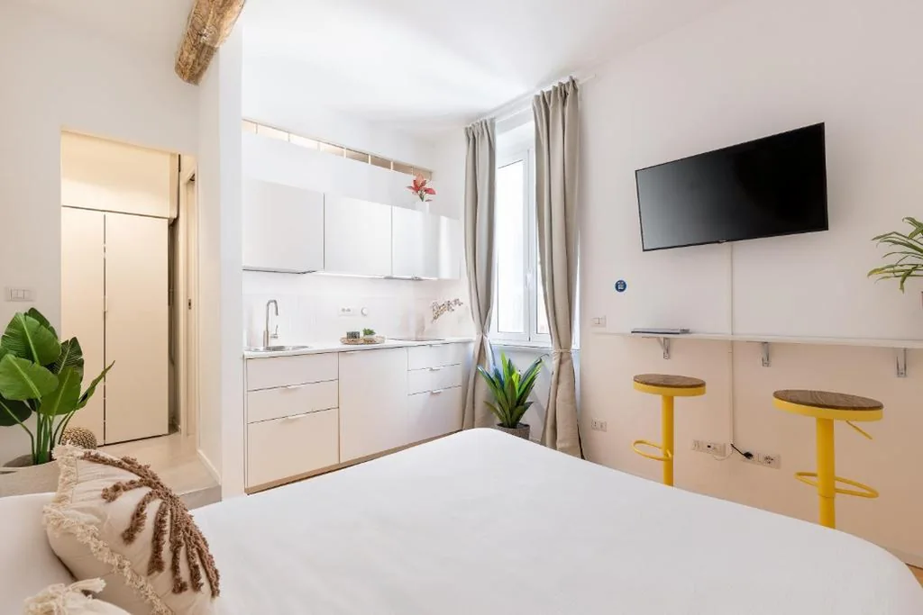 Cantoni 4B – Studio at Colosseum