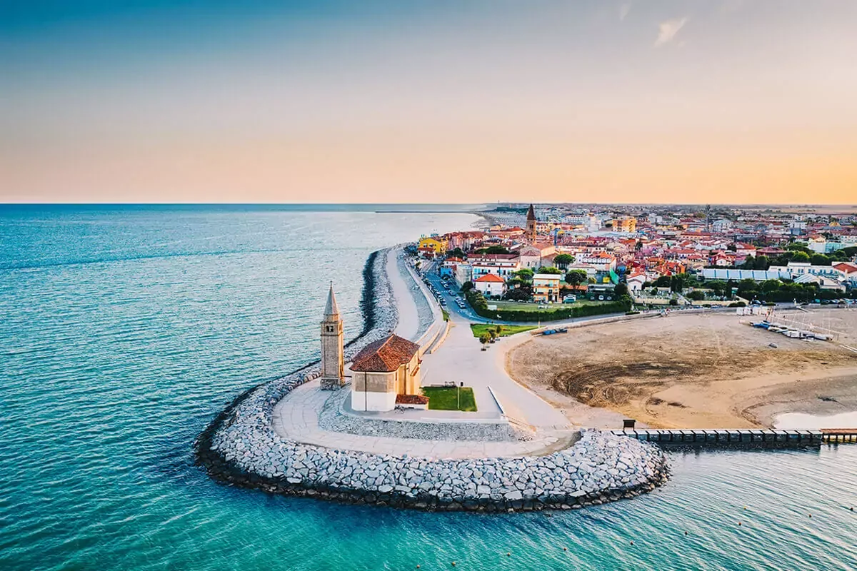 Il centro storico colorato di Caorle con il campanile cilindrico