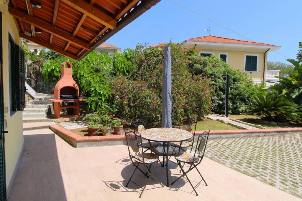 Casa con 1 Camera da Letto — La Pace, il Sole, il Mare – Sanremo Casa Indipendente vista mare, posto auto privato, ampio spazio esterno attrezzato, a pochi minuti dalle spiagge