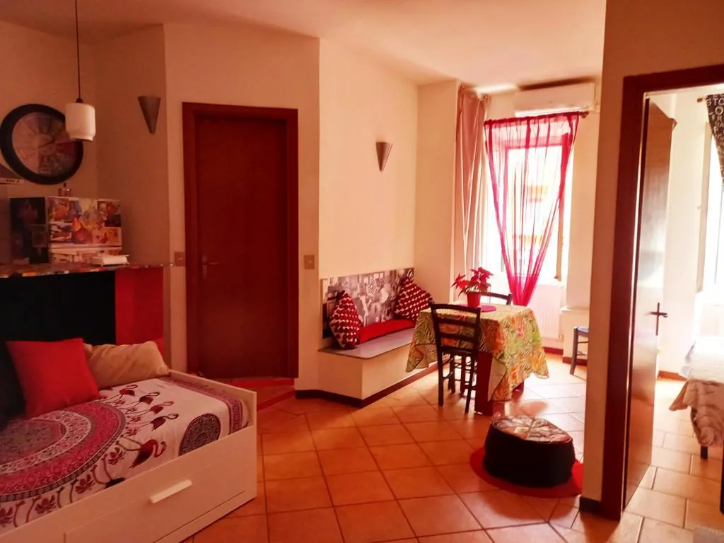 One-Bedroom Home — Rosso rubino