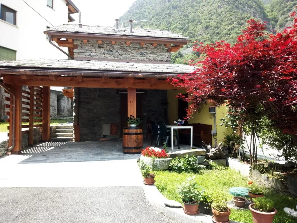 Holiday Home — Acero Rosso