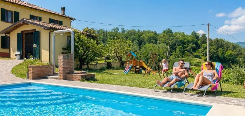 Casa Vacanze — Family Cottage nelle Langhe – Piscina con Vista Vigneti per Famiglie