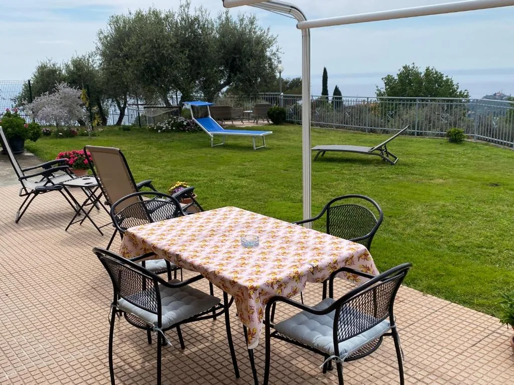 CASA VISTA MARE – Superb garden and Parking included